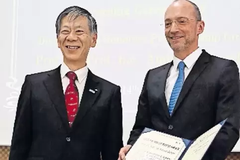 Seltene Ehre: Andreas Dengel freut sich über die Auszeichnung, die er von Universitätspräsident Hiroshi Tsuji erhielt.