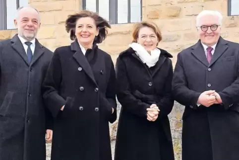 Kalter Auftakt: Frank-Walter Steinmeier, Elke Büdenbender, Malu Dreyer und ihr Ehemann Klaus Jensen vor dem Hambacher Schloss.