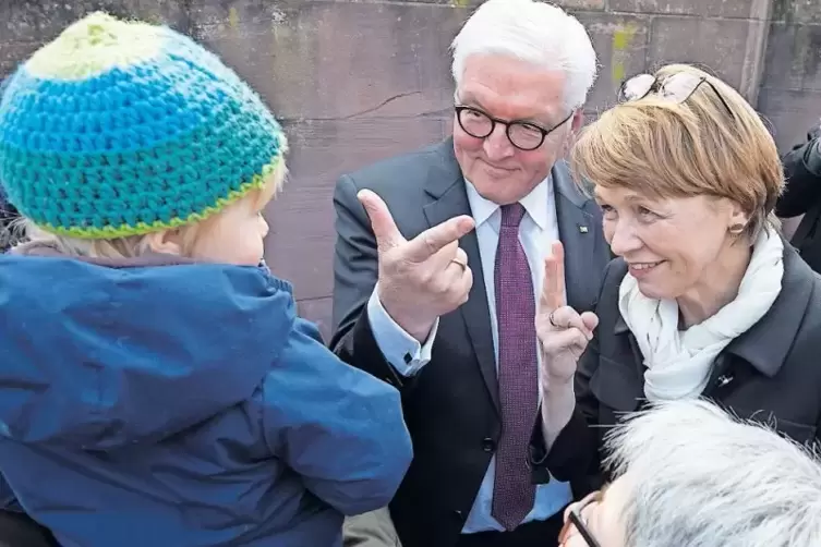 Und wie alt bist du? Das Bundespräsidentenpaar in Mainz mit einem der jüngeren Einwohner des Landes.