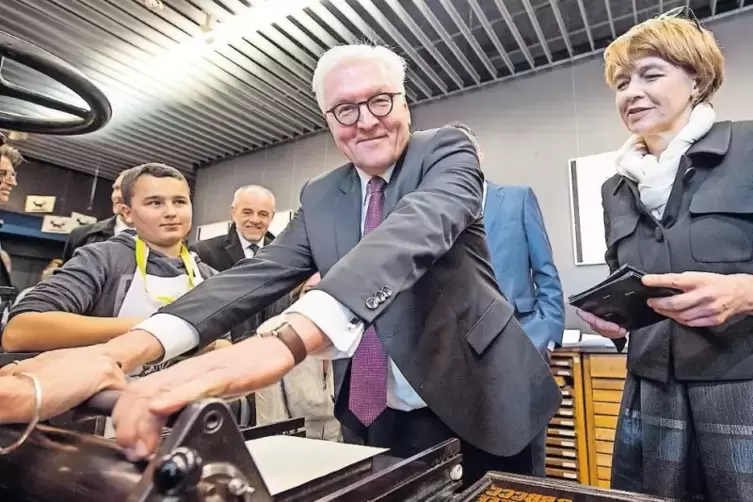 Hand anlegen: Steinmeier und Büdenbender beim Druckversuch im Mainzer Gutenberg-Museum.