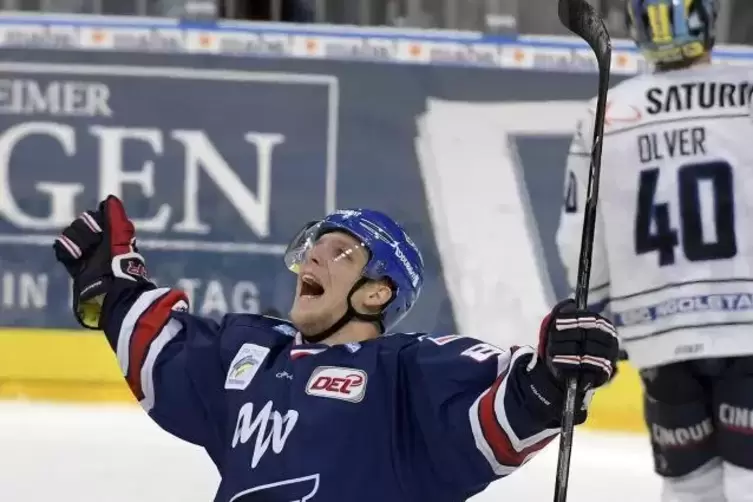 Adler David Wolf jubelt über seinen Anschlusstreffer zum 2:3. Foto: KUNZ 