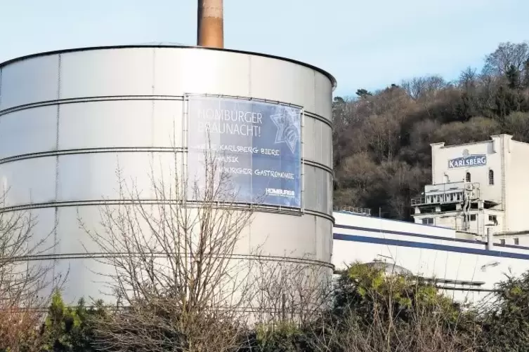 Dieser neue Tank prägt das Erscheinungsbild der Brauerei, von der Talstraße und dem Enklerplatz aus gesehen.