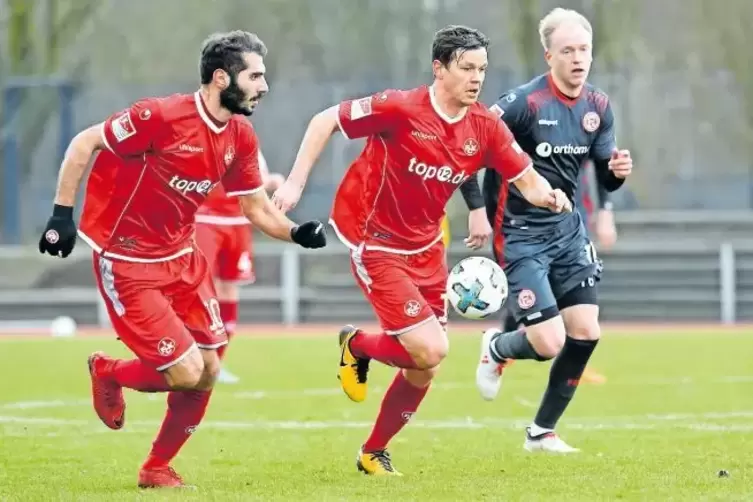 Beim Test gestern in Düsseldorf sehr spielfreudig: Halil Altintop (links) und Mads Albaek.