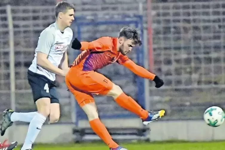 Der Außenseiter führt: Marvin Sprengling (rechts) erzielt Speyers 1:0, links Steffen Burkhard.