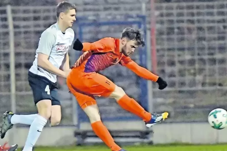 Speyers Marvin Sprengling (rechts) hat abgezogen und trifft zum 0:1. Steffen Burkhard kommt zu spät.