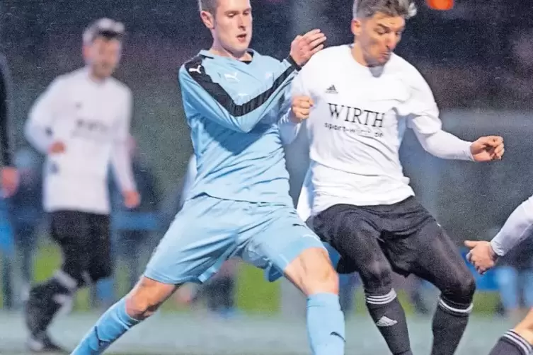 Tobias Laufer (blaues Trikot), sonst Aktivposten im Offensivspiel des SVN, zählt zu den Langzeitverletzten beim Landesligisten.