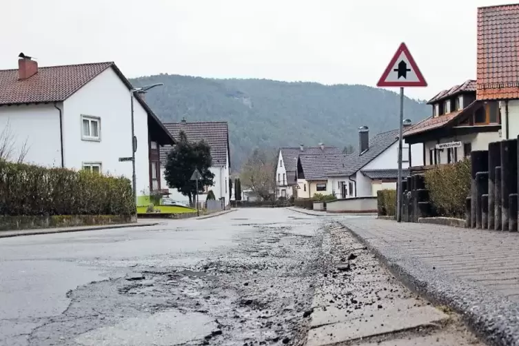 Die Michaelstraße ist ein Sanierungsfall. Weil aber die Ausschreibung zu hohe Kosten brachte, wurde sie aufgehoben. Nun soll nur