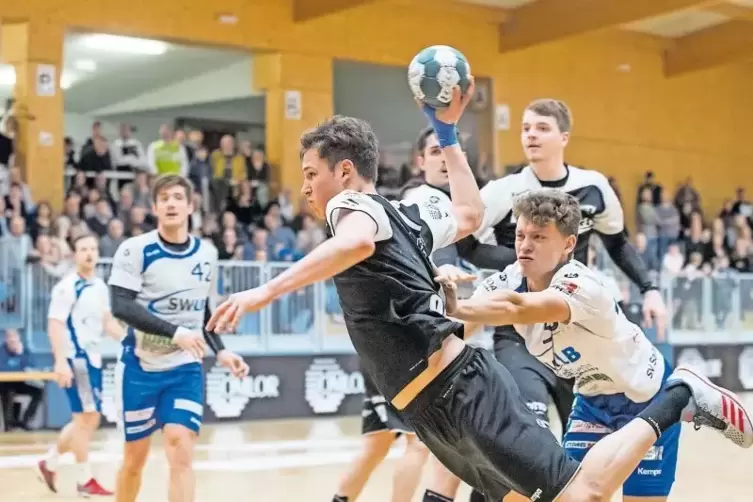 Solche Aktionen wünscht man sich auch am Samstag: TuS-Spieler Marc-Robin Eisel beim Wurf.