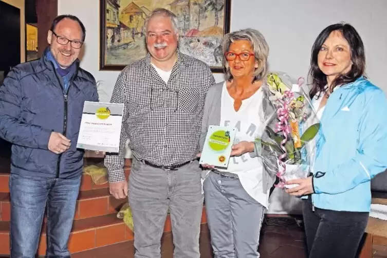 Verbandsbürgermeisterin Silvia Seebach (rechts) und der Tourismus Sachbearbeiter Stefan Thomas (links) überreichen die Verlänger