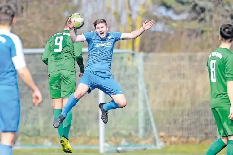 Luftduell: Sausenheims Florian Adelmann (in Blau) gegen den Eppsteiner Denis Zalko.