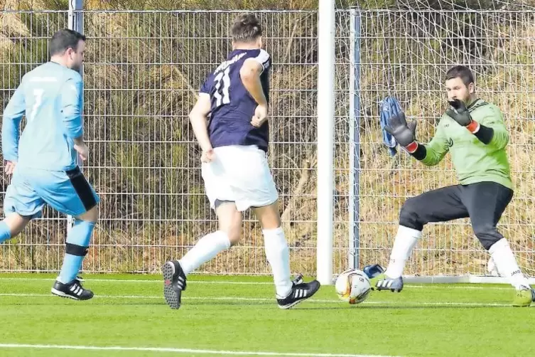 im Alleingang schießt der Ruhbänker Christian Zarbel (Mitte) sein Team zum Erfolg. Hier das 3:0, das Torhüter Norbert Paul Kuntz