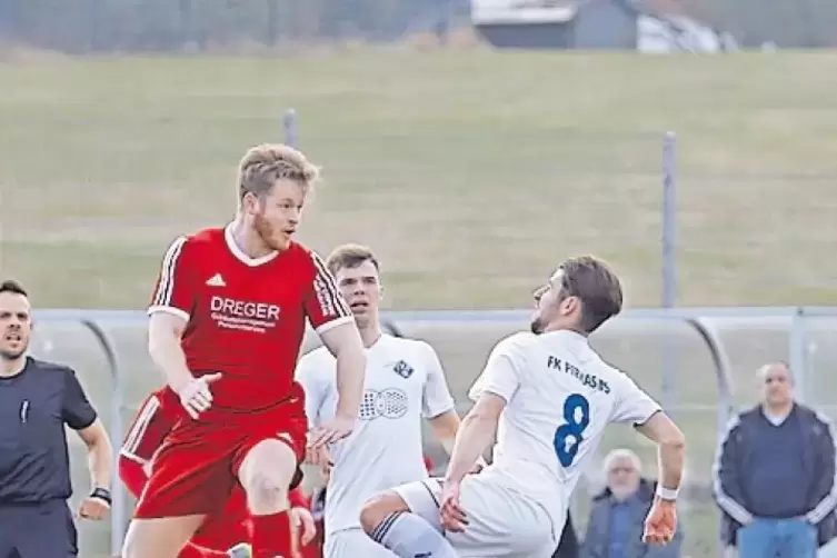 Starker Kopfball: Winnweilers Christian Vollmer (in Rot) springt am höchsten.