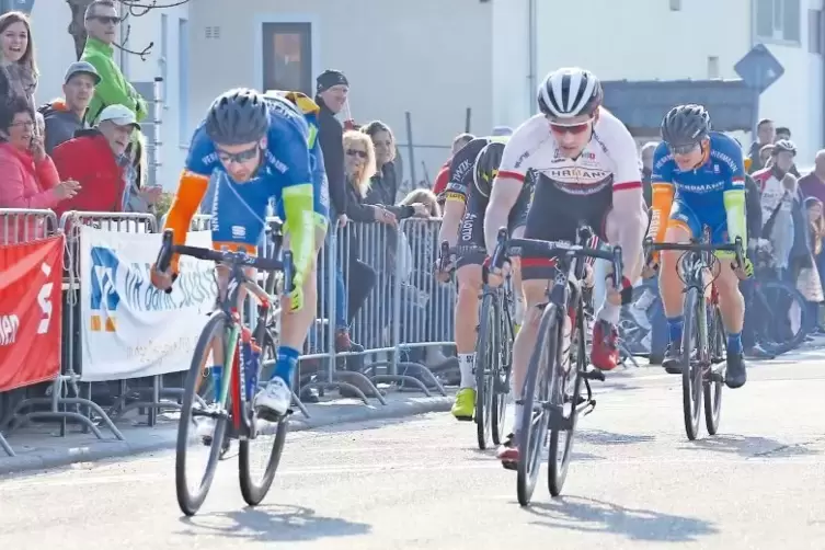 Der Sprint des Feldes um den dritten Platz im Hauptrennen: Florenz Knauer vom Herrmann-Radteam (links) und Simon Nuber vom Team 