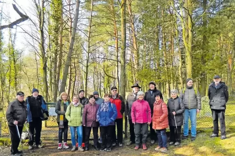 Interessierte Wanderer: Die männlichen Besucher aus Morlautern tragen beim Gang über den jüdischen Friedhof in Mehlingen, der jü