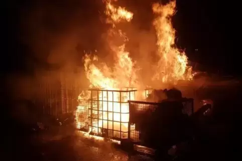 In Kusel brannten mehrere Container. Ursache war vermutlich ein Feuerwerkskörper. Foto: Feuerwehr/Frei