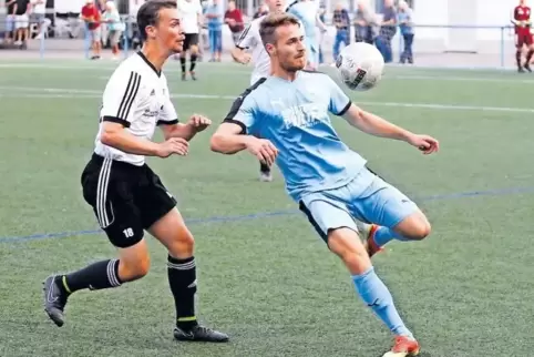 Daniel Stemler (blaues Trikot, hier im Duell mit Mackenbachs Oliver Holm) fehlte seiner Mannschaft zuletzt gesperrt. Am Samstag 