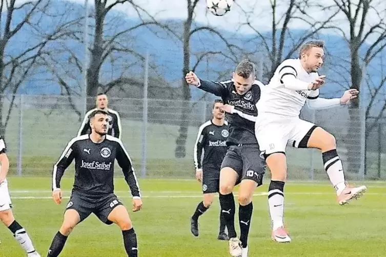 Waldemar Schneider (rechts, hier beim Kopfballduell mit Hauensteins Doppel-Torschütze Julian Herrmann, erzielte erst das 3:2 für