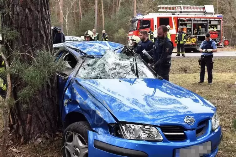 Die Insassen wurden bei dem Unfall schwer, aber nicht lebensbedrohlich verletzt.  Foto: MEHN