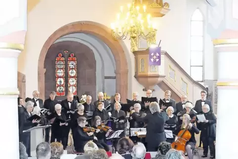 Gut besucht war die protestantische Peterskirche in Kirchheimbolanden – hier die Bezirkskantorei – wieder beim Konzert an Karfre