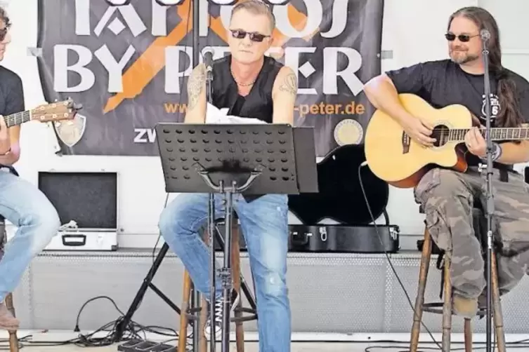 Pepe Pirmann (Mitte) und Markus Wille (rechts) sind das MP Acoustic Duo. Manchmal machen Gäste wie Michael Lehberger (links) mit