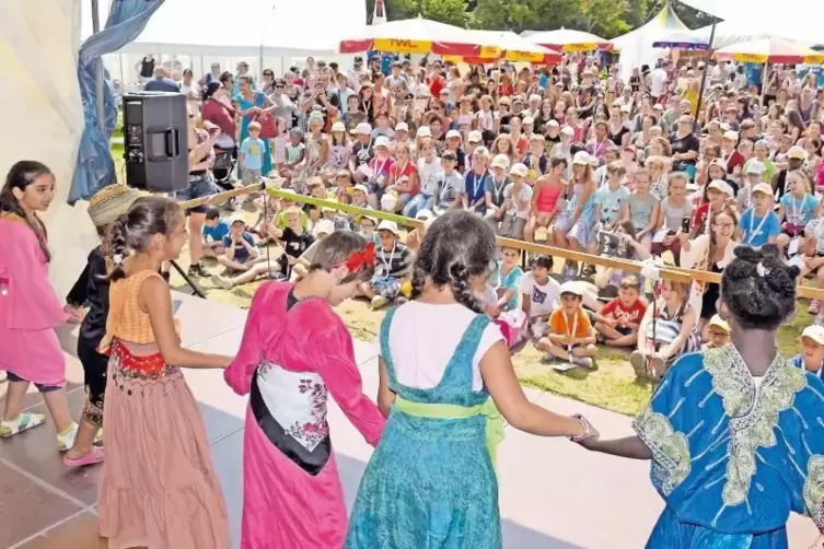 Im Sommer 2017 präsentierten die Kinder ihren Eltern beim Abschlussfest, was sie gelernt haben.