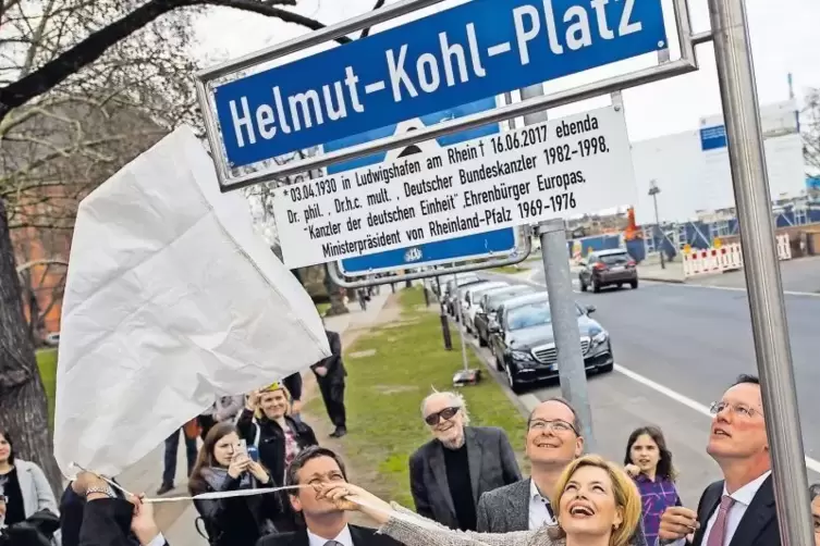 Freude in Mainz: CDU-Landeschefin Julia Klöckner weiht den Kohl-Platz ein.