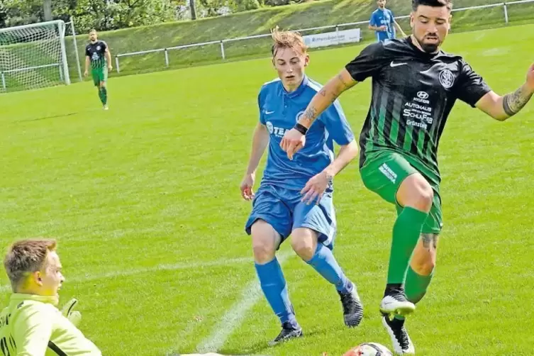 Sein Torriecher ist in Bodenheim gefragt: Fabrizio Moncada (rechts), hier im Spiel des VfR gegen den FSV Schifferstadt.