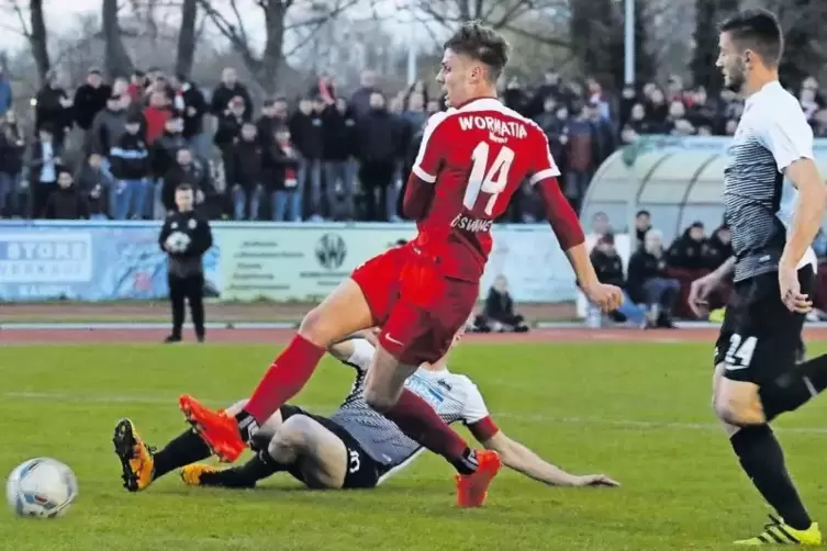 Nach dem 0:10 gegen Worms muss sich der FC Bienwald Kandel wieder aufrichten. Im Bild der Wormer Thomas Gösweiner (in Rot) mit d