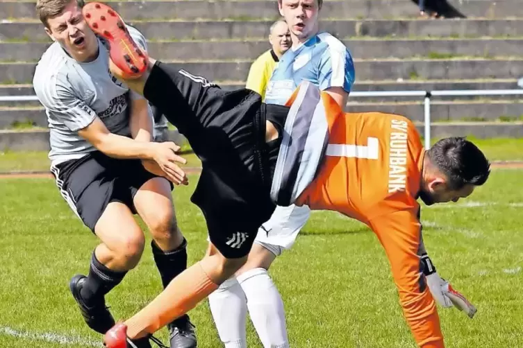 Ruhbanks Keeper Alexander Derzapf klärt vor Henrik Weishaar (links), einen Zusammenstoß mit dem Rodalber kann er nicht vermeiden