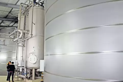 Die beiden großen Edelstahlbehälter der neuen Wasseraufbereitungsanlage fassen jeweils 300 Kubikmeter Wasser. Sie dienen als Zwi