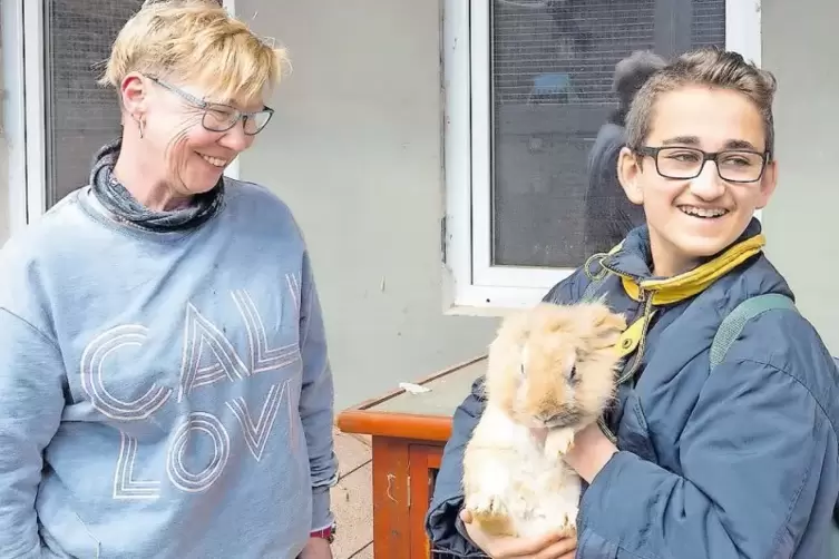 Christa Scheid zeigt Kinderreporter Ralib die Tiere und die Anlage.