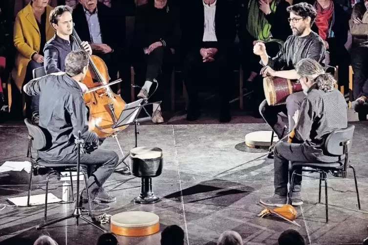 Spurensuche: Cellist Jean-Guihen Queyras, Lyra-Spieler Sokratis Sinopoulos und die Percussionisten Bijan und Keyvan Chemirani.