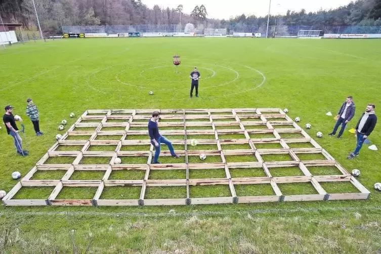 „Marco Kettenring (links) beobachtet bei „Schlag den TuSler“ in Leimen, wie sein Teamkollege Nico Kneis mit dem Ball umgeht, rec