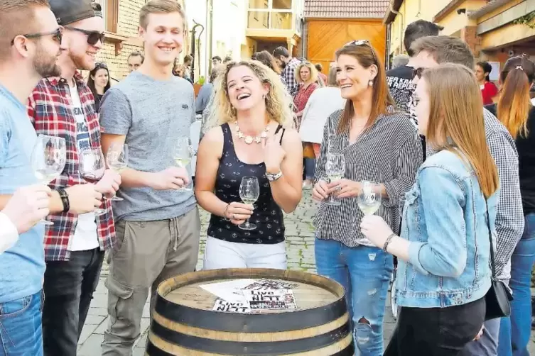 Viele junge Gäste probierten die Weine, wie hier beim Weingut Bergdolt-Reif & Nett.