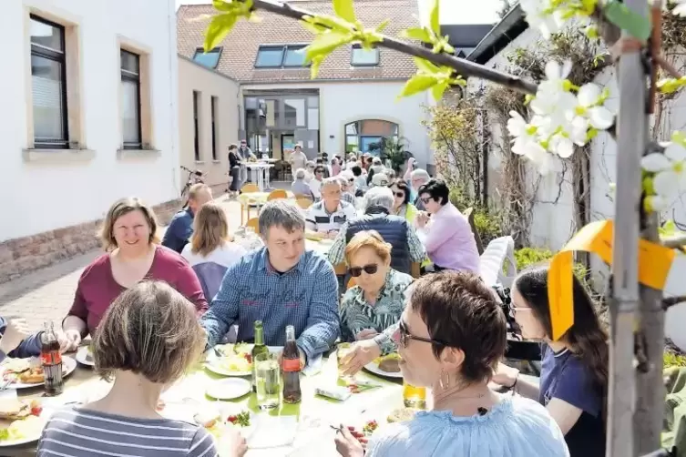 Gut besucht: das erste Kirschblütenfest vor und in der Hanhofener Kulturscheune.