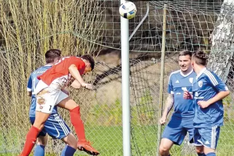 Gefahr für das Tor des TuS Bolanden: Danny Lorenz (rotes Trikot) von der SG Appeltal kommt im TuS-Strafraum zum Kopfball.