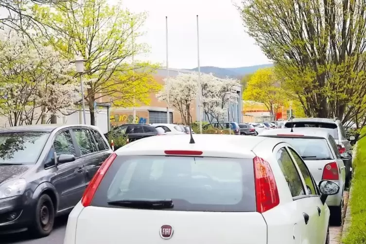 Vor der IGS in Deidesheim – hier links im Bild – geht es wegen der geparkten Autos entlang der Straße oft eng zu.