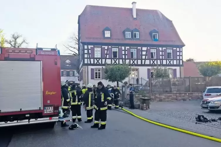 Starke Rauchentwicklung im Inneren des Gebäudes erschwerte die Rettungs- und Löscharbeiten der Feuerwehr gestern Abend bei einem