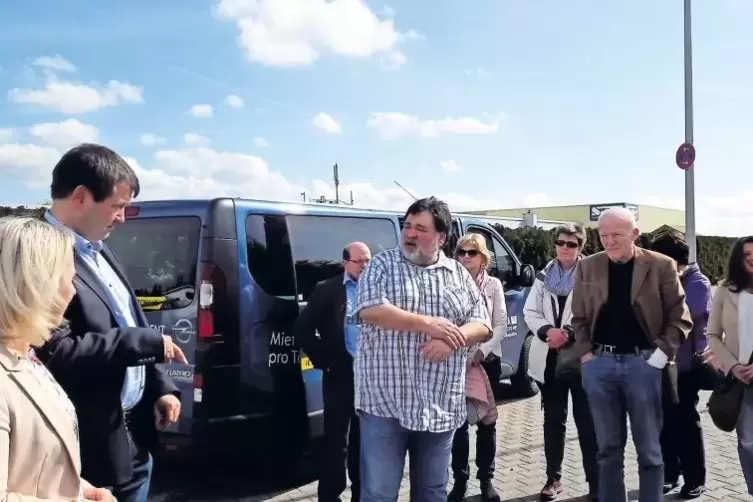 Bürgermeister Erich Sommer (Mitte) berichtete gestern der Jury und Landrätin Susanne Ganster (links) beim Rundgang durch den Ort