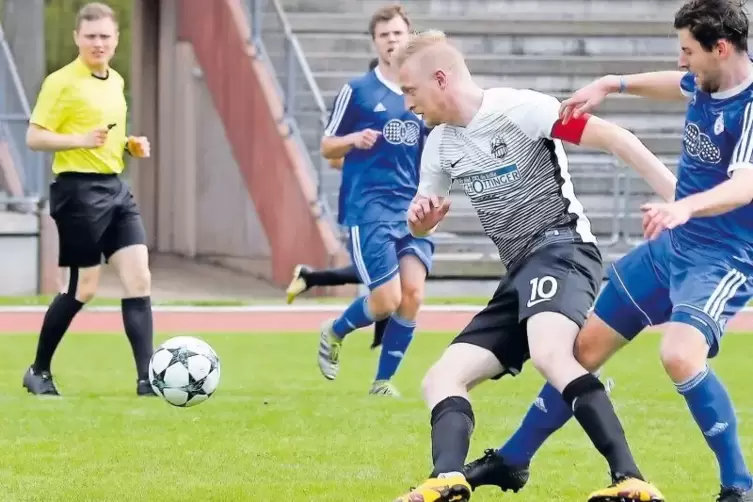 Florian Hornig (in Weiß beim 1:1 gegen den FK Pirmasens II) spielt seit 2015 in Kandel und ist Leistungsträger. Ob er bleiben wi