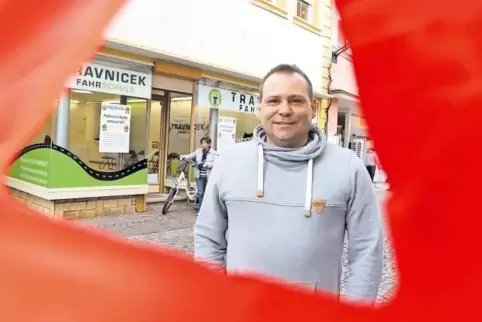 Hat gut lachen: Fahrlehrer Sascha Travnicek vor seiner neuen Filiale in Edenkoben.