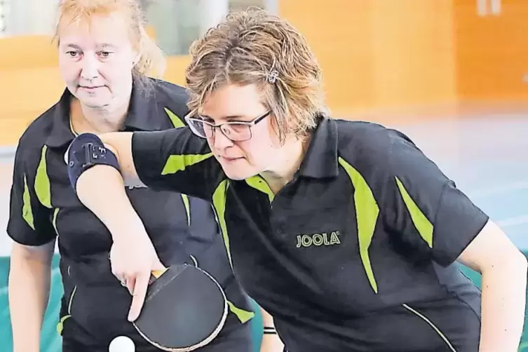 Karin Commer (rechts) gewann ihr Doppel mit Sabine Schmitt (links) sowie alle ihre drei Einzel gegen den TuS Hochspeyer.