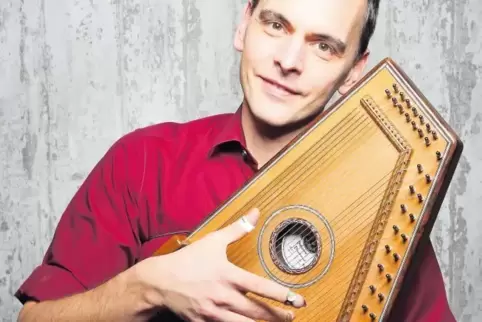 Mit seiner Autoharp kommt Alexandre Zindel nach Vinningen.