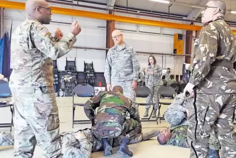 Auf der Ramsteiner Air Base: Rund 70 Militärangehörige aus zahlreichen Nationen nehmen an einer mehrtägigen Notfall- und Sanität