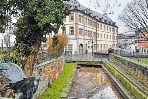 Soll wieder zugänglich und mit Sitzstufen versehen werden: das Wasserbecken beim Juliusplatz.