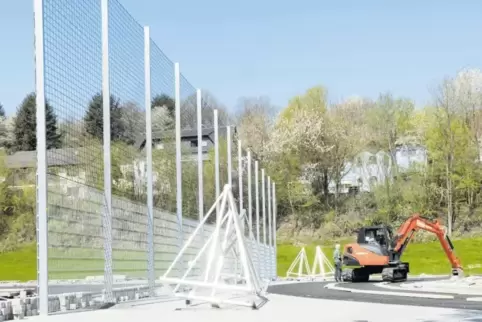 Er sah schon so fertig aus, doch dann rückte wieder der Bagger an: Auf dem Sportplatz des Lauterecker Gymnasiums erfolgen letzte