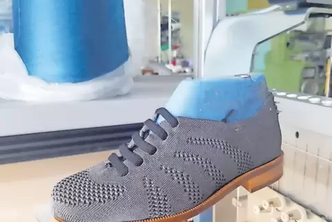 Da wird ein Schuh draus: Das Oberteil dieses Schuhs wurde komplett in einem Stück mit Hilfe der neuen 3-D-Strickmaschine an der 