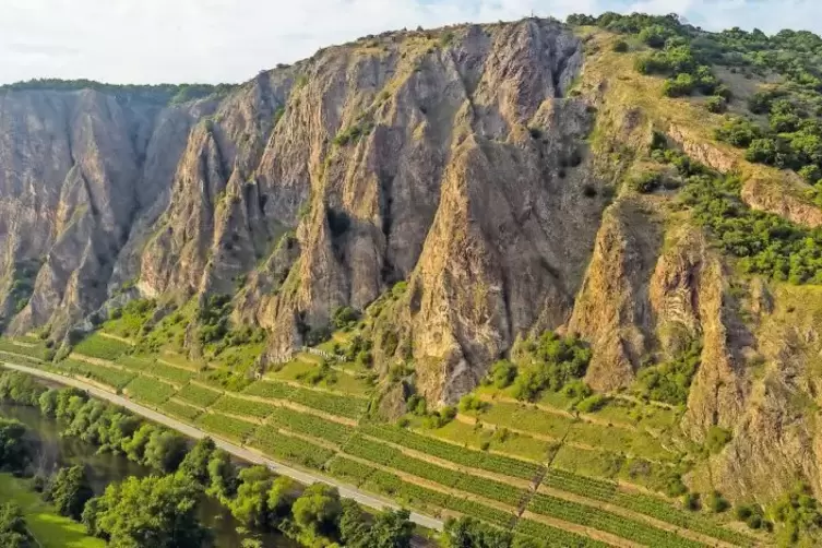 Beliebtes Revier für Kletterer und Bergsteiger im Naheland: die gewaltige Kulisse des Rotenfels bei Bad Münster am Stein-Ebernbu