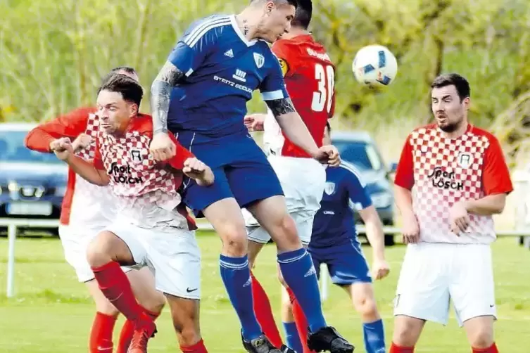 Ungefährdeter Derbyerfolg: Letzten Sonntag siegte der TuS Bolanden 4:1 bei der SG Appeltal. In Blau der Bolander Benjamin Kanoff