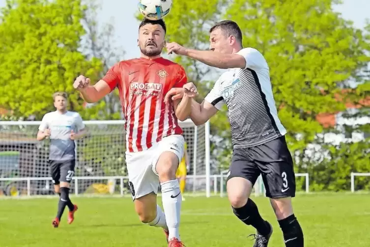 Ein Mann mit Köpfchen: Nico Pantano (links) vom FC Arminia.